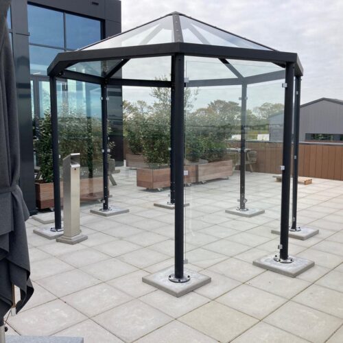 Meetingpoint - rokersoverkapping Paris 42 Rookoverkapping Paris geplaatst op tegels iv.m. plaatsing op een windvrij dakterras.